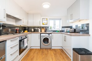 冰箱、微波炉、烤箱、炉灶