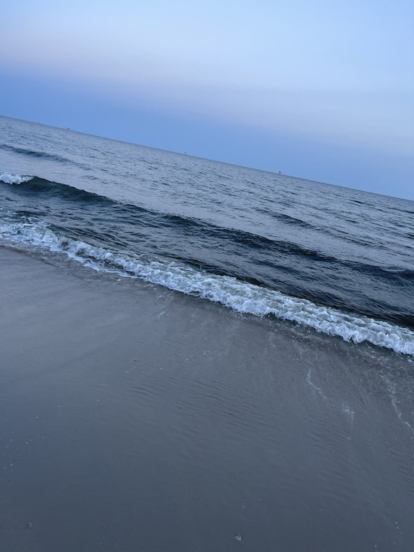 Une plage où les vagues se brisent près du rivage.