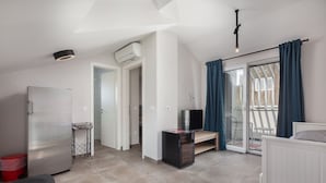 Deluxe Quadruple Room | Living area | Toys - SUBTUB Hostel Makarska (Makarska)