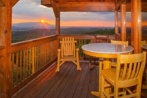 Outdoor dining - Epic View Cabin w/ Hot Tub, Games & Dollywood (Sevierville)