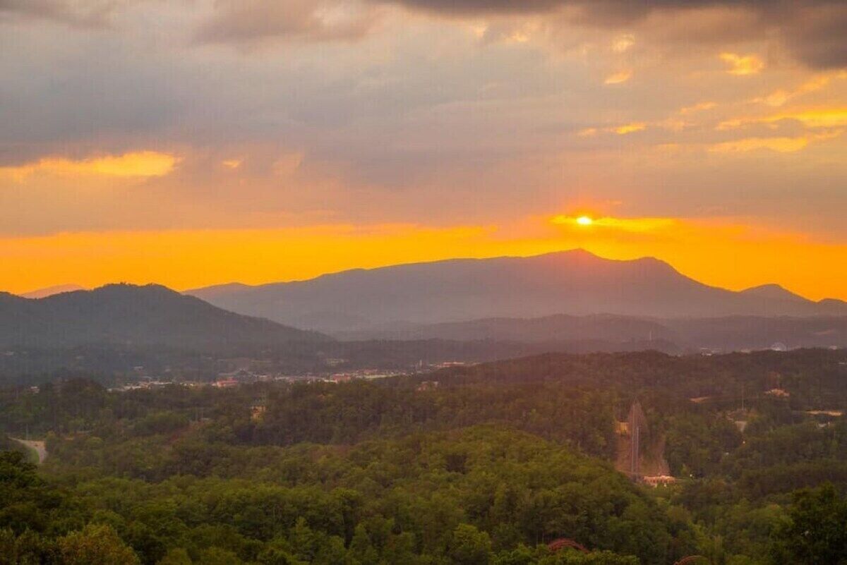 Een bergachtig landschap met een zonsondergang.