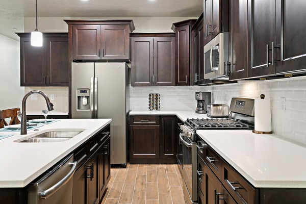 Kjøleskap, mikrobølgeovn, ovn og kokeplater