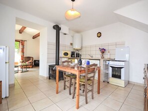 Microonde, forno, lavastoviglie, seggiolone