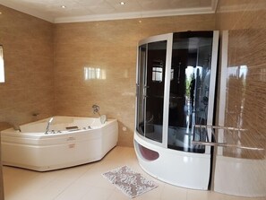 Family Room | Bathroom | Free toiletries, towels - Fairview BnB (Umhlanga)