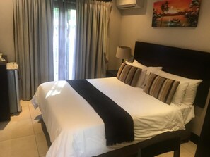 Individually furnished, desk, laptop workspace, blackout drapes - Fairview BnB (Umhlanga)
