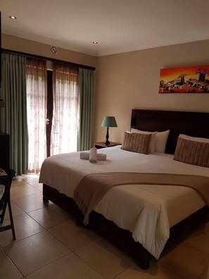 Individually furnished, desk, laptop workspace, blackout drapes - Fairview BnB (Umhlanga)