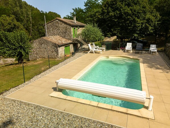 L'Eau, Bâtiment, Plante, Piscine, Arbre, Mobilier De Jardin, Ciel, Rectangle, Ombre, Bois