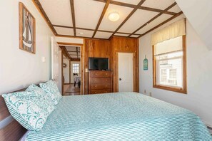 2 bedrooms, WiFi, bed sheets - Steps from the ocean in the heart of Hampton Beach! (Hampton)