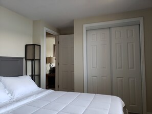 2 bedrooms, WiFi, bed sheets - Right on the Water at Lake Winnisquam, w/ Balcony, Boat Dock, & Sandy Beach (Tilton)