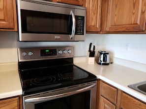 Refrigerador, microondas, horno y parrilla de estufa