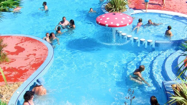 A large outdoor swimming pool with multiple lanes and a central water feature. - Beautiful apartment in villa for 6 people with WIFI, pool, A/C, terrace and pets allowed (Agde)