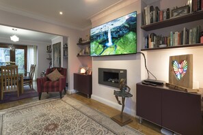 Smart TV - Beautiful 3 bed , 2 bathroom house, large garden near Hampstead Heath (London)