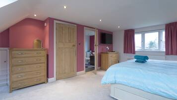 3 bedrooms, travel cot, free WiFi, bed sheets