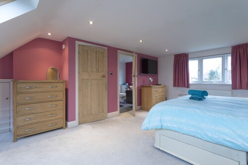 Beautiful 3 bed , 2 bathroom house, large garden near Hampstead Heath