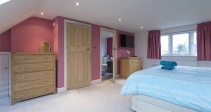 Beautiful 3 bed , 2 bathroom house, large garden near Hampstead Heath