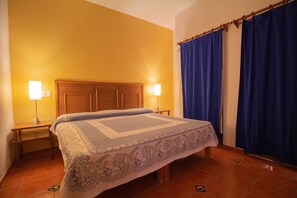 Tabla de planchar con plancha, wifi gratis y ropa de cama 