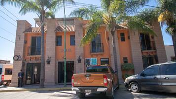 Vista frontal de la propiedad