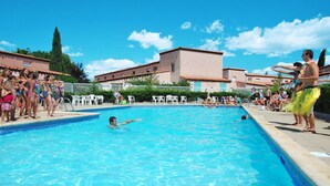 Una piscina con gente alrededor.