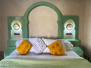 Desk, bed sheets - Maison Hassan (Taouz)