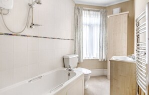 Combined shower/bathtub, towels