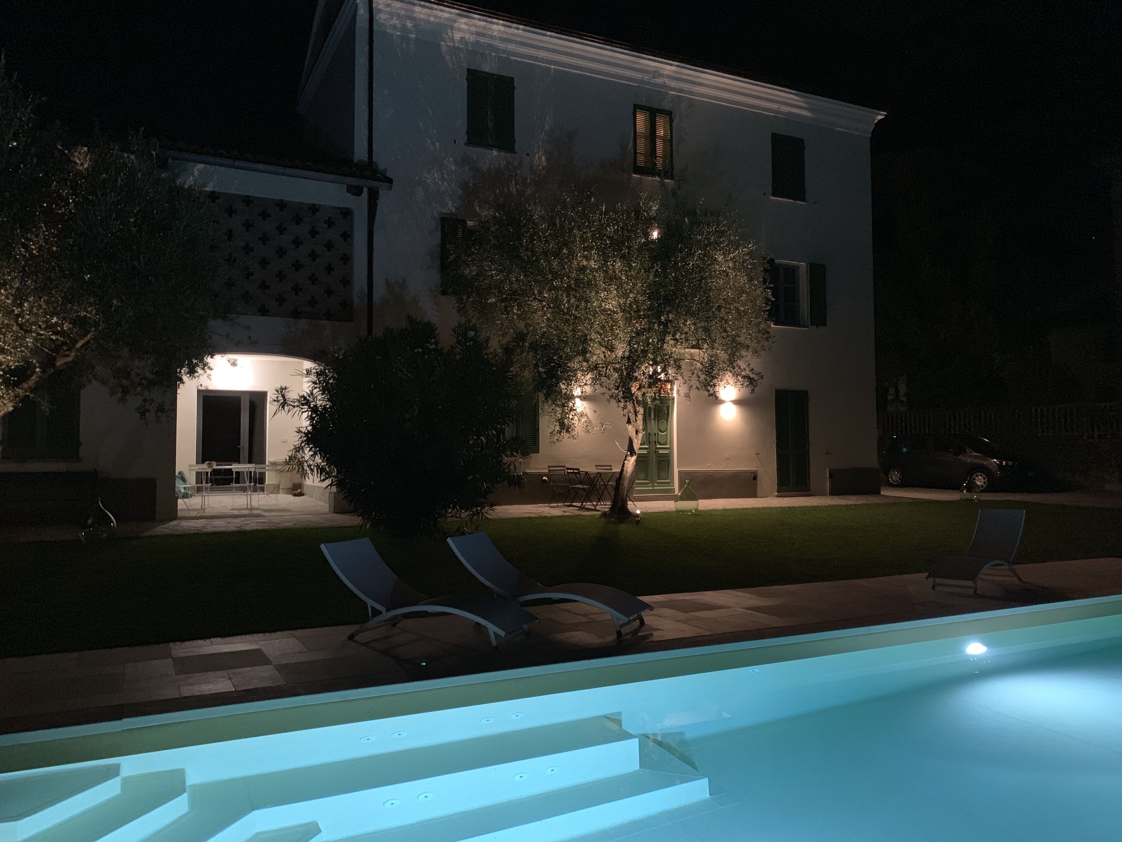 Mặt tiền nơi lưu trú - ban đêm