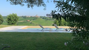 Seasonal outdoor pool, pool umbrellas, sun loungers - Laficaia Wine Resort (Mombaruzzo)