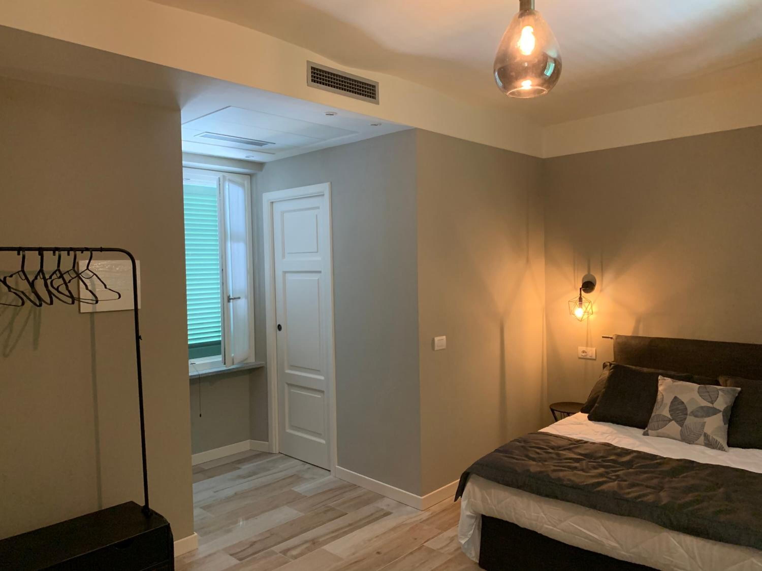 Ropa de cama de alta calidad, edredón, camas con pillow-top y minibar 