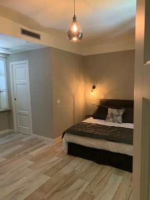 Hochwertige Bettwaren, Daunenbettdecken, Pillowtop-Betten, Minibar