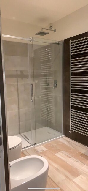 Shower, rainfall showerhead, hair dryer, bathrobes - Laficaia Wine Resort (Mombaruzzo)