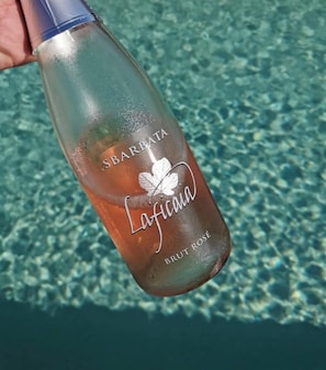 Seasonal outdoor pool, pool umbrellas, pool loungers - Laficaia Wine Resort (Mombaruzzo)