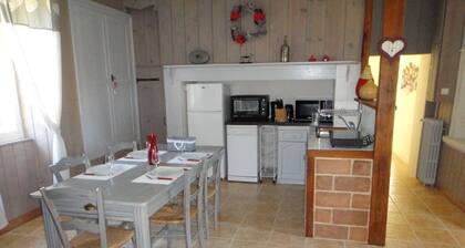 Charming cottage with swimming pool in lush greenery in the heart of Périgord