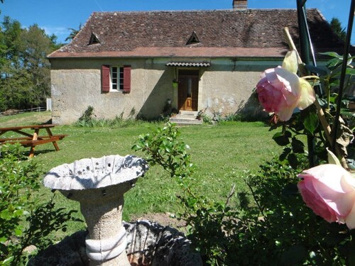 Charming cottage with swimming pool in lush greenery in the heart of Périgord