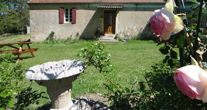 Charming cottage with swimming pool in lush greenery in the heart of Périgord