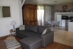 Televisión, reproductor de DVD, libros y estéreo 