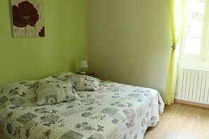 2 habitaciones, tabla de planchar con plancha y cuna de viaje 