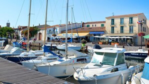 A marina with several boats docked, a building with a restaurant named 'La Luna', and a clear blue sky. - Beautiful apartment in villa for 6 guests with pool, A/C, WIFI, terrace and pets allowed (Sète)