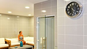 A modern bathroom with a glass shower enclosure, a clock on the wall, and a seating area with a bench and cushions. - Beautiful apartment in villa for 6 guests with pool, A/C, WIFI, terrace and pets allowed (Sète)