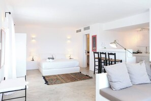 In-room safe, iron/ironing board, free WiFi, bed sheets