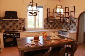 Kylskåp, ugn, spishäll och diskmaskin