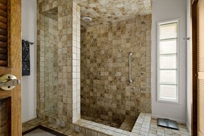 Duschwanne, Haartrockner, Bidet, Handtücher