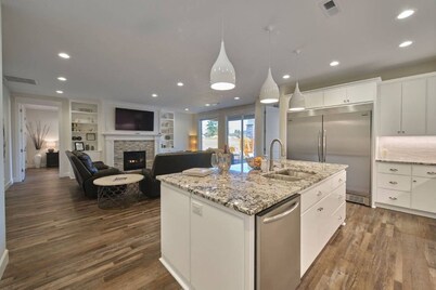 526 Brand New, Luxury, Private, ADA accsessible Home Rental - 3 minutes off I-5