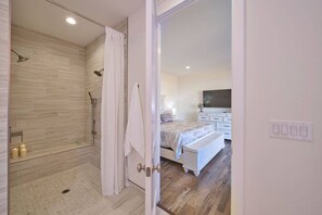 Badewanne, Haartrockner, Handtücher