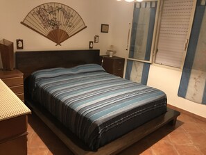 3 habitaciones, tabla de planchar con plancha y ropa de cama
