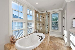 Douche, baignoire Ă jets, serviettes fournies