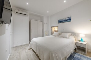 Iron/ironing board, Internet, bed sheets
