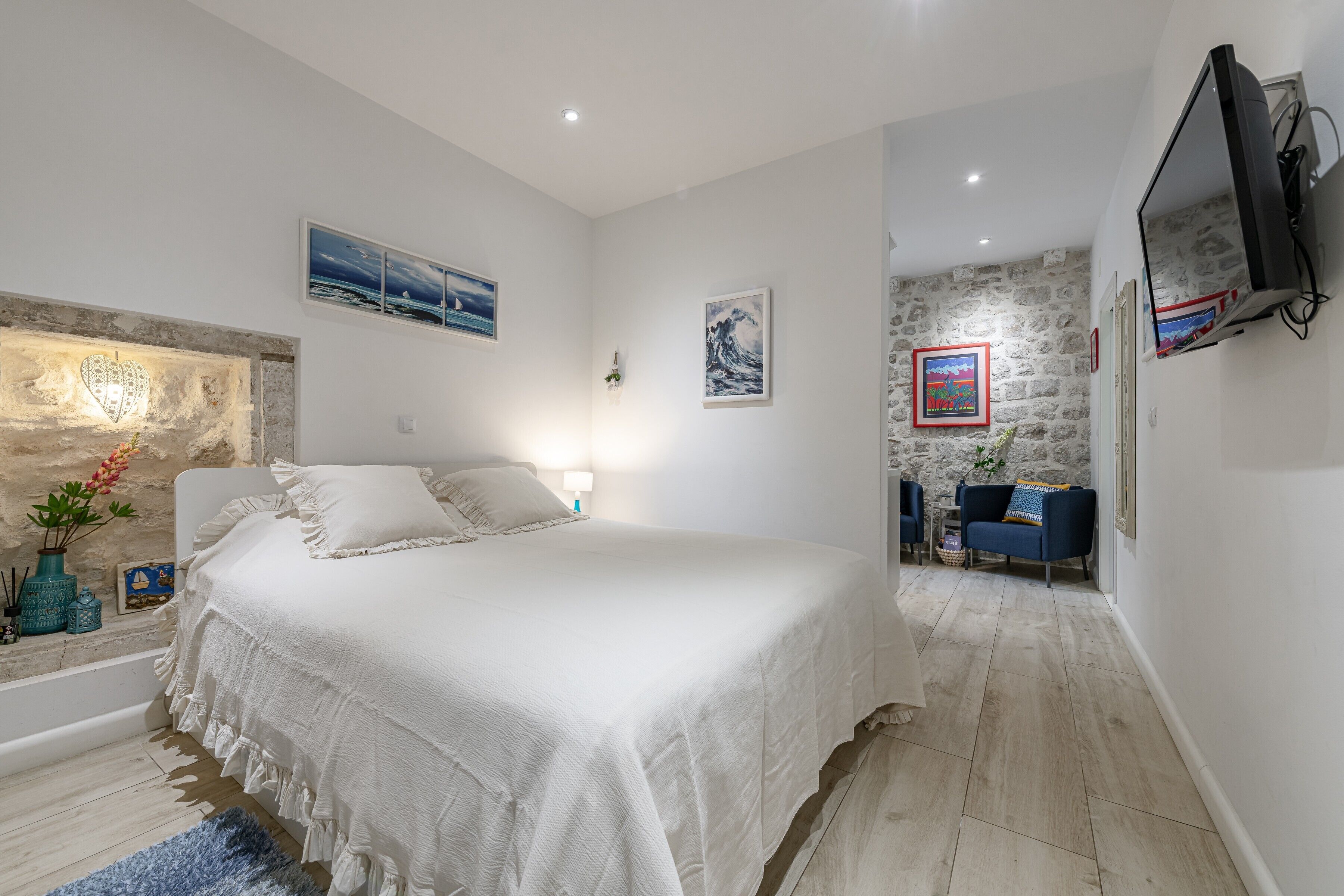 Iron/ironing board, internet, bed sheets