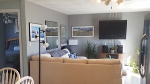 Smart TV, Hulu, DVD player, books - North Beach, Quiet, Clean, Condo, Walk to Hampton Beach (Hampton)