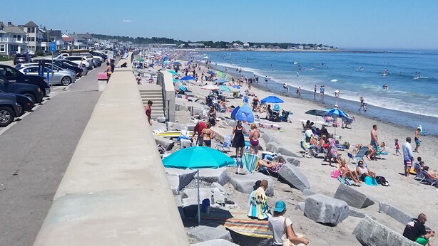 On the beach, sun-loungers, beach towels - North Beach, Quiet, Clean, Condo, Walk to Hampton Beach (Hampton)