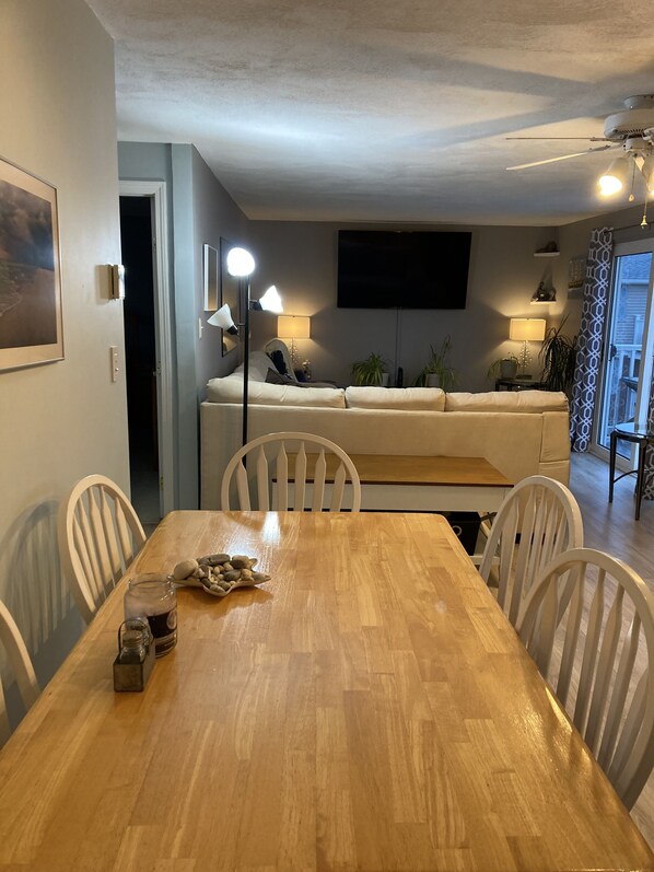 Dining - North Beach, Quiet, Clean, Condo, Walk to Hampton Beach (Hampton)