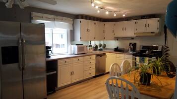 Coffee/tea maker, fridge, microwave, oven